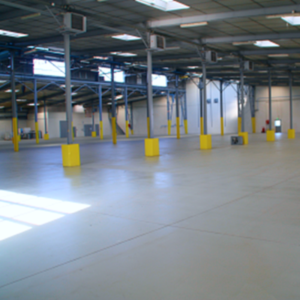 Espace d’entreprises de Cosne-sur-Loire : entrepôt à usage de stockage/atelier avec 2 quais de chargement poids lourds, 1 quai niveleur et portes sectionnelles - 3 772 m²