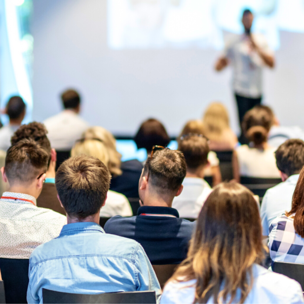 J'organise des "Smart Conférences" et "Networking" pour réunir des entreprises autour de thématiques définies